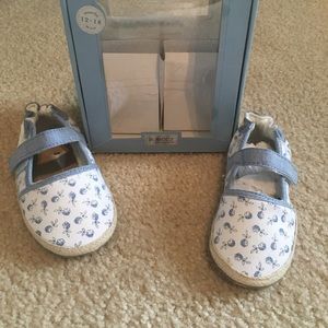 Blue/white floral Robeez soft sole shoes 12-18mo